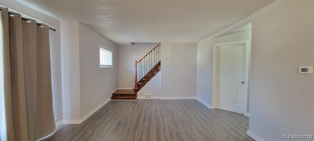 568 E DALLAS Avenue, Madison Heights, MI 48071 — Photo 4