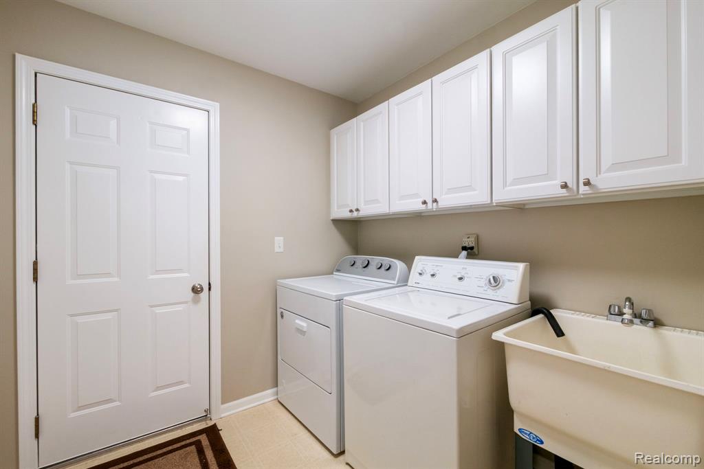 671 Woodhaven Drive, Commerce Twp, MI 48390 — Photo 30