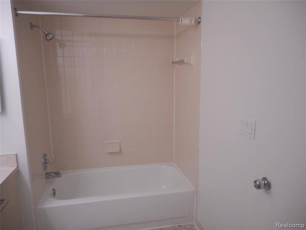 37066 Kirkshire Court, Farmington, MI 48331 — Photo 11