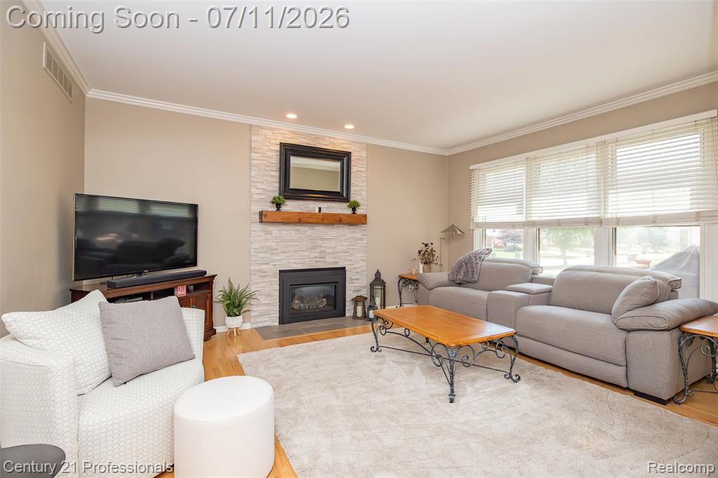 689 Woodfield Way, Rochester Hills, MI 48307 — Photo 8