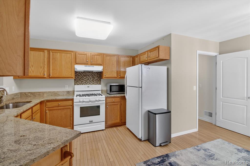 606 Shady Maple Drive, Wixom, MI 48393 — Photo 12