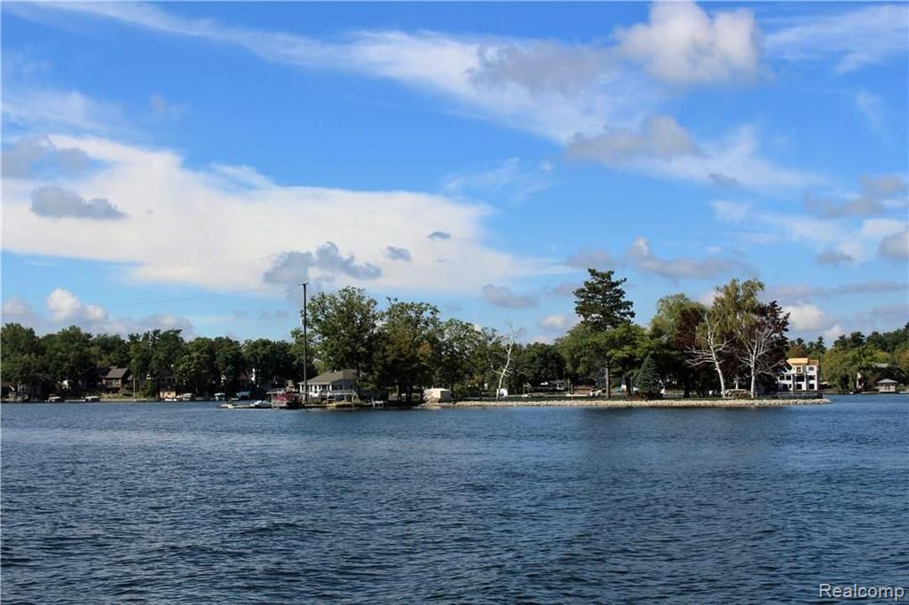 752 Preston Island, Orion, MI 48362 — Photo 10