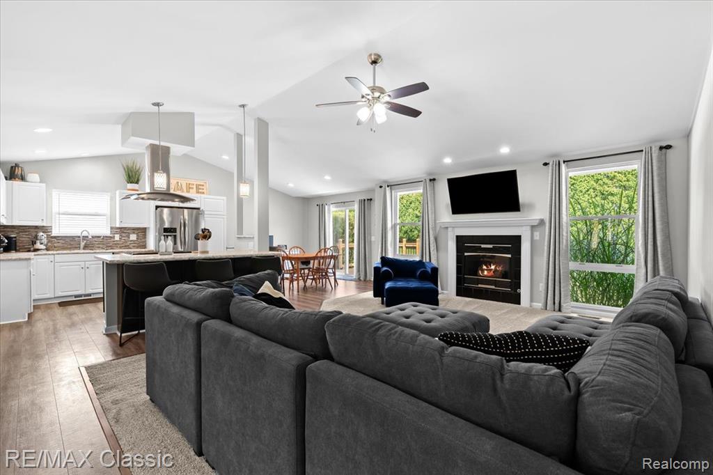 4176 W Pointe Drive, Waterford, MI 48329 — Photo 6