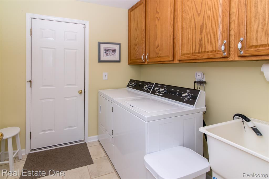 568 Woodhaven Drive, Walled Lake, MI 48390 — Photo 28