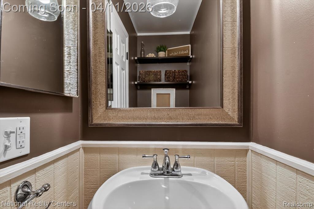 594 Worchester Street, Westland, MI 48186 — Photo 24