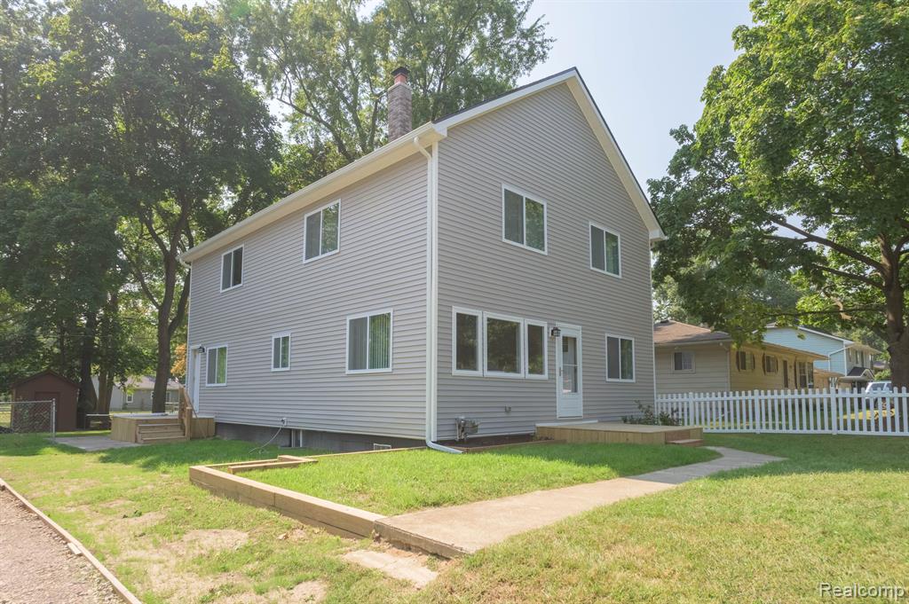 5733 CRESCENT Road, Waterford, MI 48327 — Photo 4