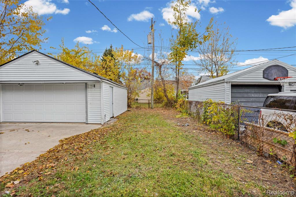 975 E Barrett Avenue, Madison Heights, MI 48071 — Photo 34