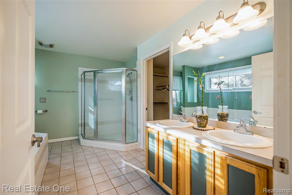 61019 Evergreen Court, 22, South Lyon, MI 48178 — Photo 11