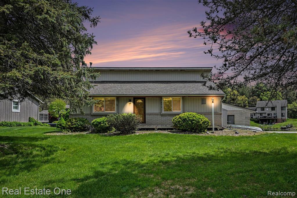 899 Rachelle Street, White Lake, MI