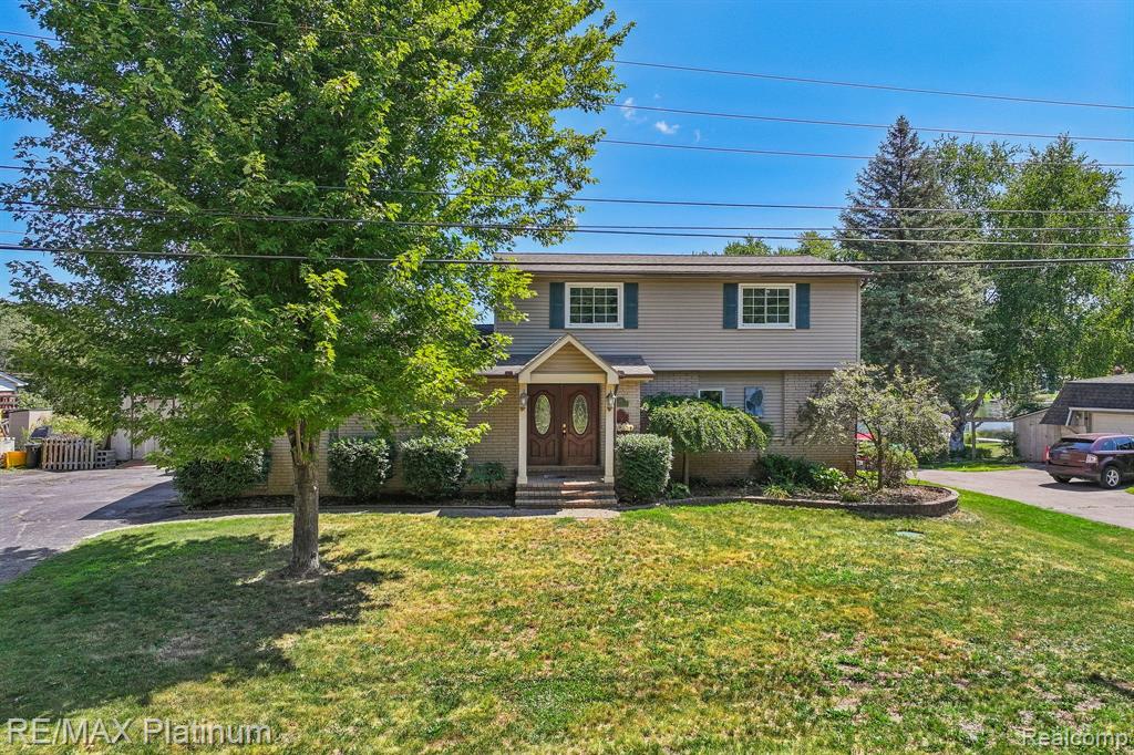 881 Bogie Lake Road, White Lake, MI 48383