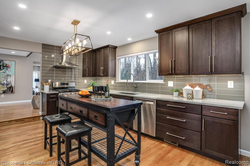 5896 NANEVA Court, West Bloomfield, MI — Photo 19