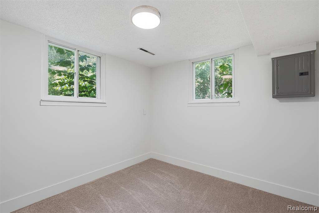 6187 E Maple Avenue, Grand Blanc, MI 48439 — Photo 24