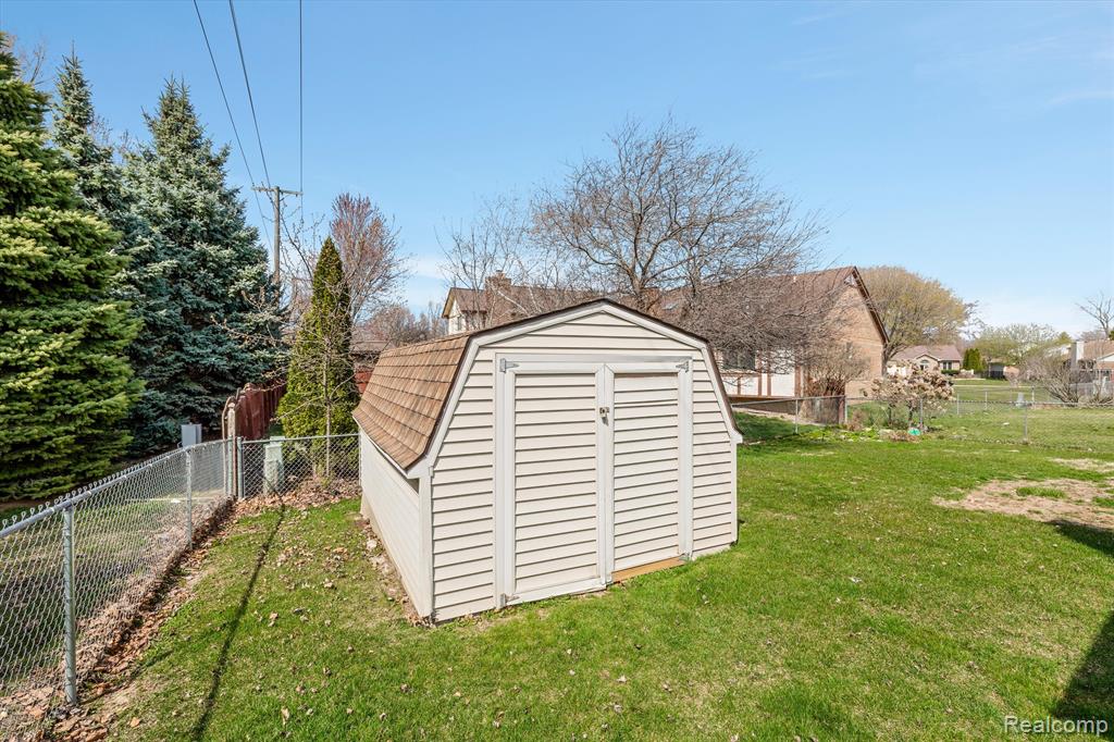8625 BROUGHAM Drive, Sterling Heights, MI 48312 — Photo 26