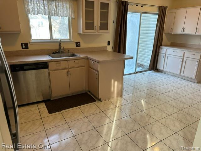 942 Hogarth Avenue, Waterford, MI 48328 — Photo 5