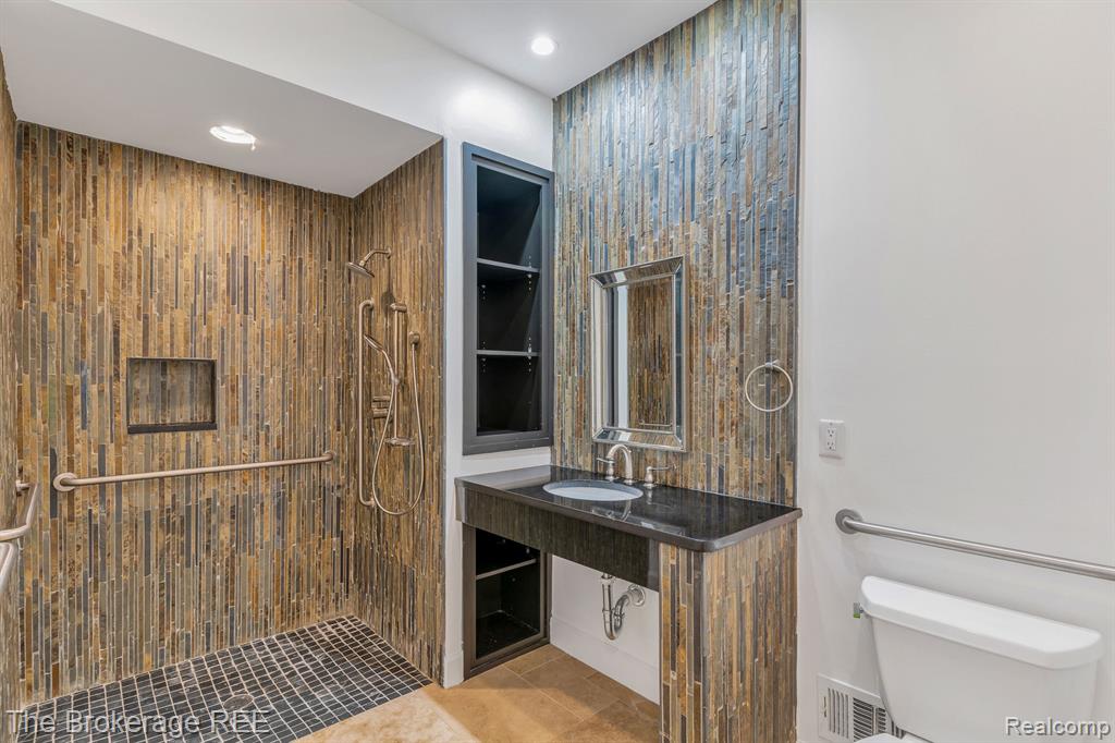 6995 HAWK WOODS Court, West Bloomfield, MI — Photo 22
