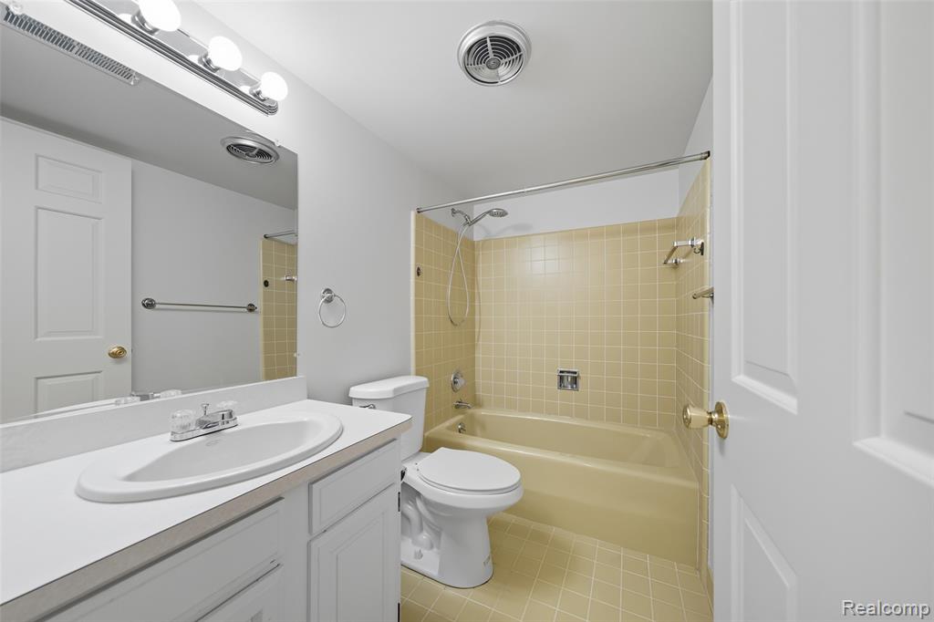 19710 W 13 Mile Road, 108, Beverly Hills, MI 48025 — Photo 30