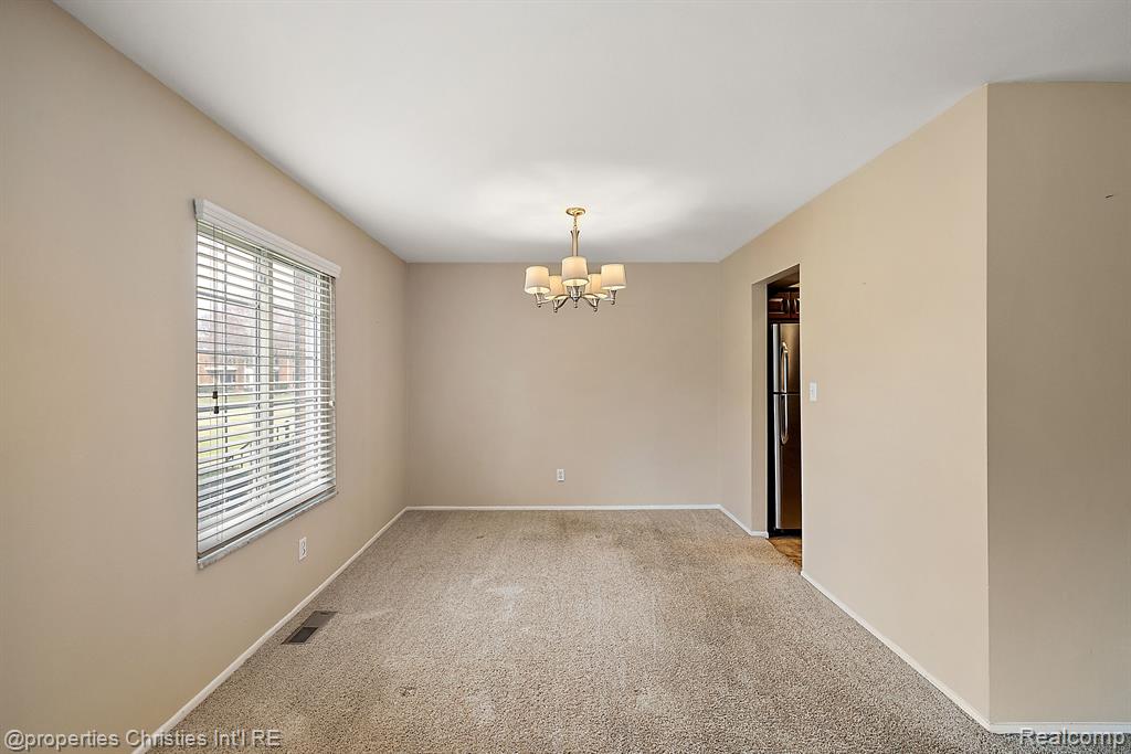 636 E FOX HILLS Drive, Bloomfield Hills, MI 48304 — Photo 18