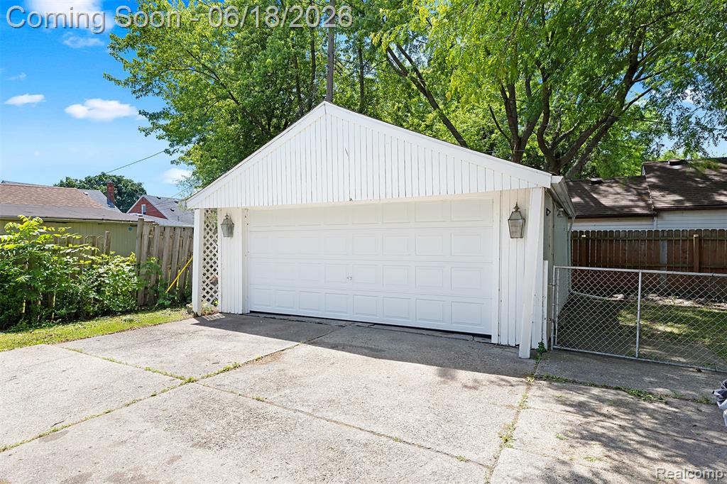19296 Berden Street, Harper Woods, MI 48225 — Photo 16
