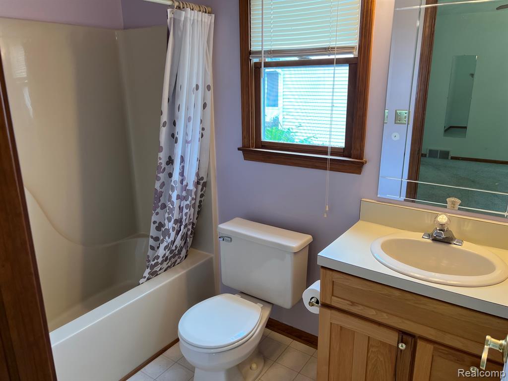 817 Lamoreaux Drive, Lapeer, MI 48446 — Photo 12