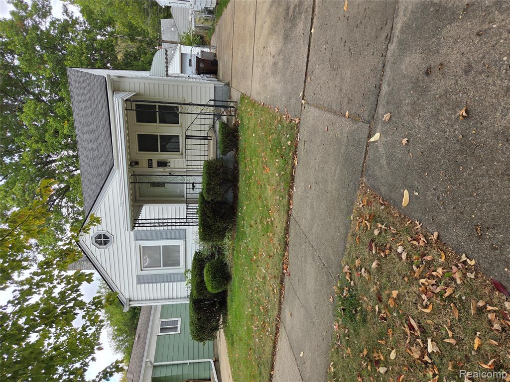 2138 Ridgemont Road, Grosse Pointe Woods, MI 48236 — front exterior