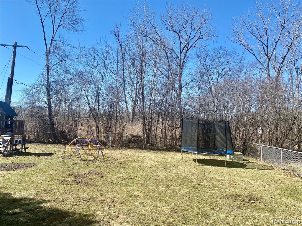 24816 Pamela Street, Flat Rock, MI 48134 — Photo 32