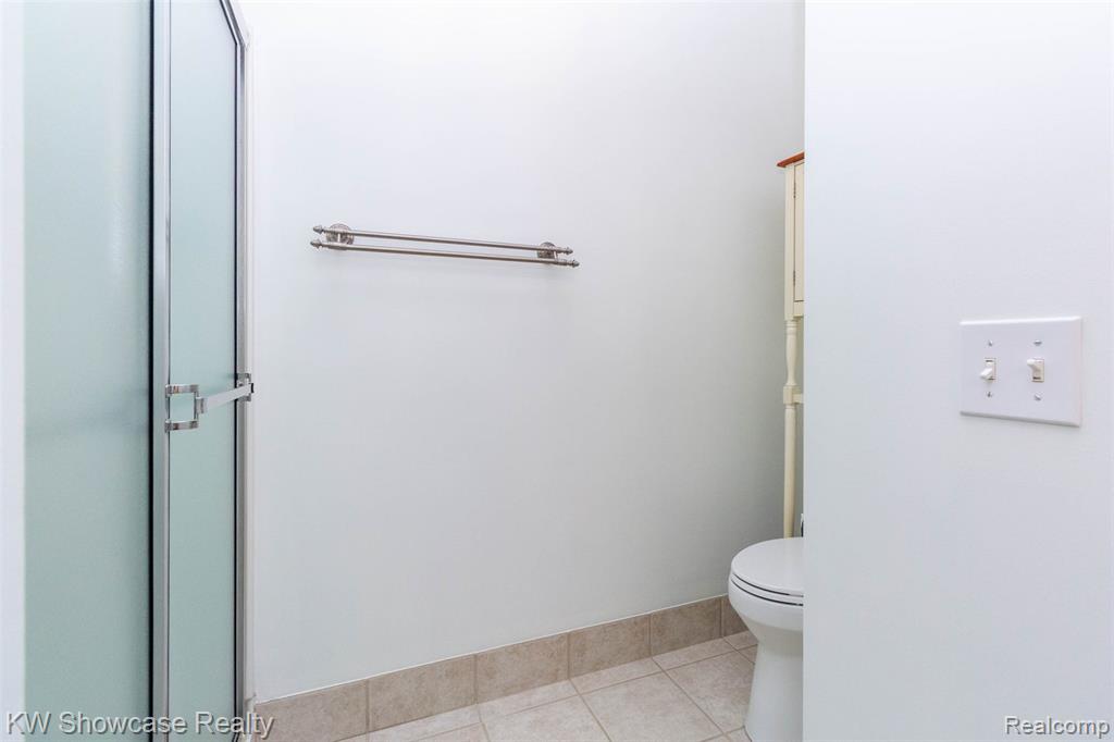 5726 Pinecroft Court, 44, Clawson, MI — Photo 21