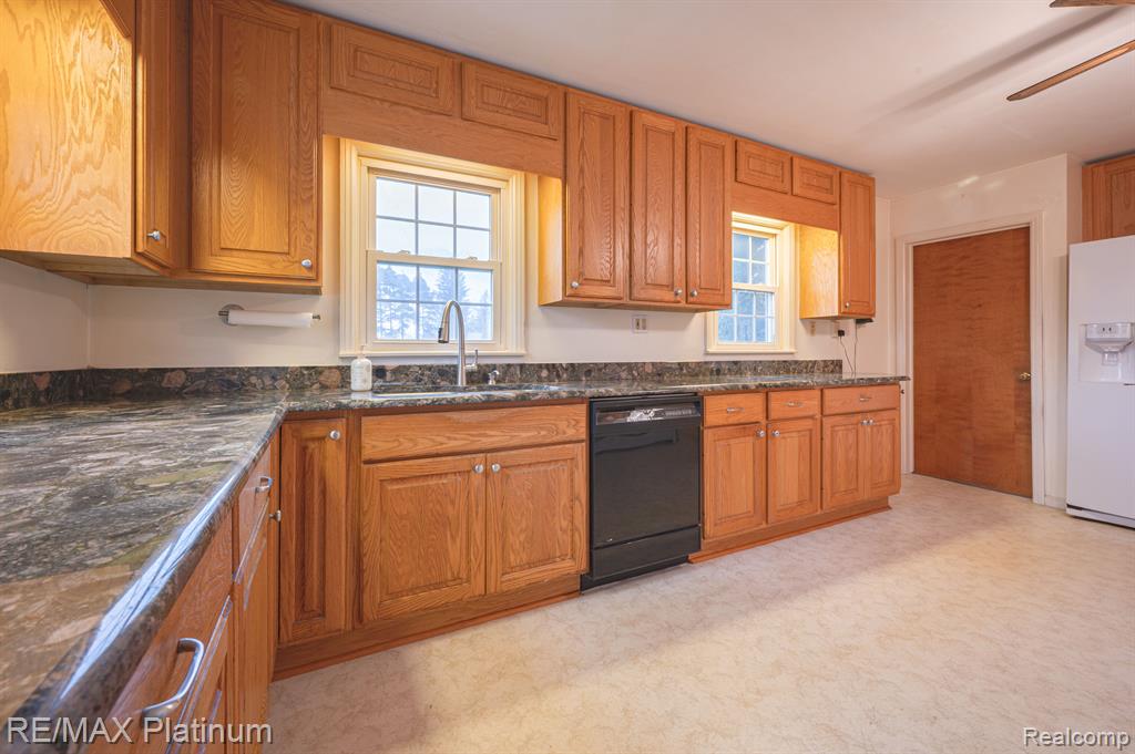 850 W MAPLE Road, Milford, MI 48381 — Photo 11