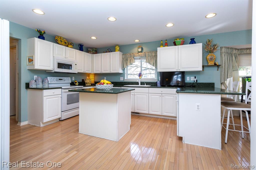 490 FRANKLIN LAKE Circle, Oxford, MI 48371 — Photo 23