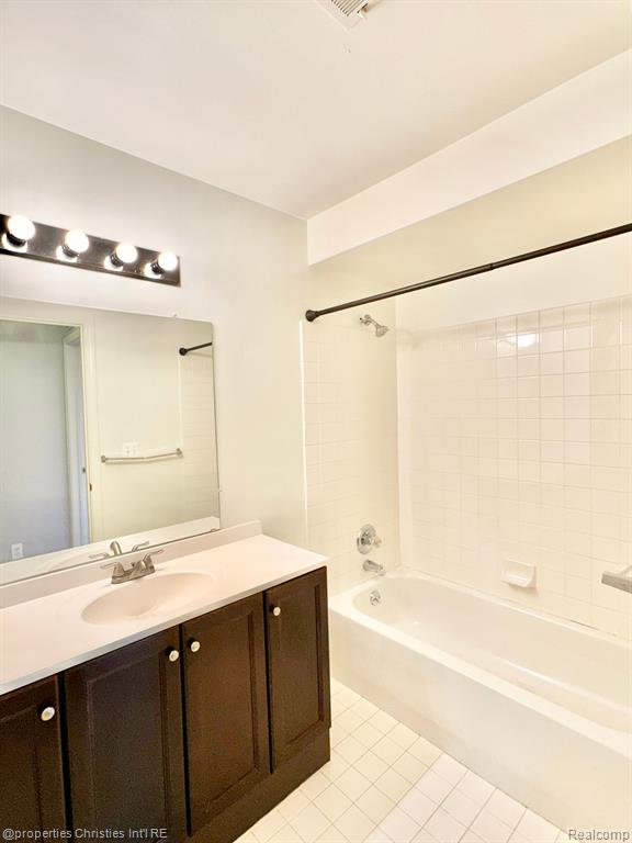 4235 BERKSHIRE Drive, Sterling Heights, MI 48314 — Photo 19