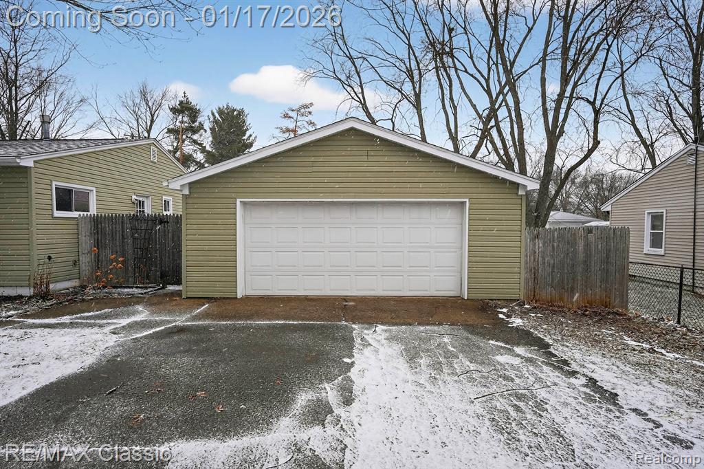 7346 S Shaker Drive, Waterford, MI 48327 — Photo 32