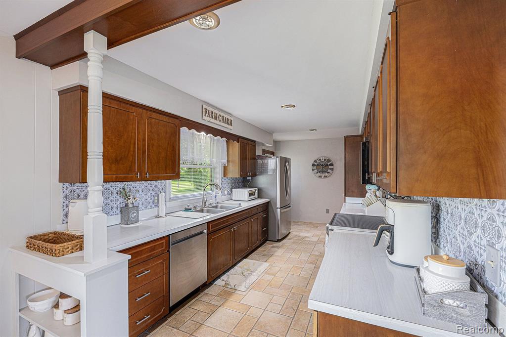 550 N GLASSFORD Street, Capac, MI 48014 — Photo 12