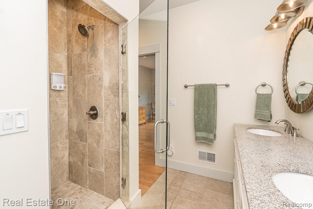 426 W University Drive, Rochester, MI 48307 — Photo 44