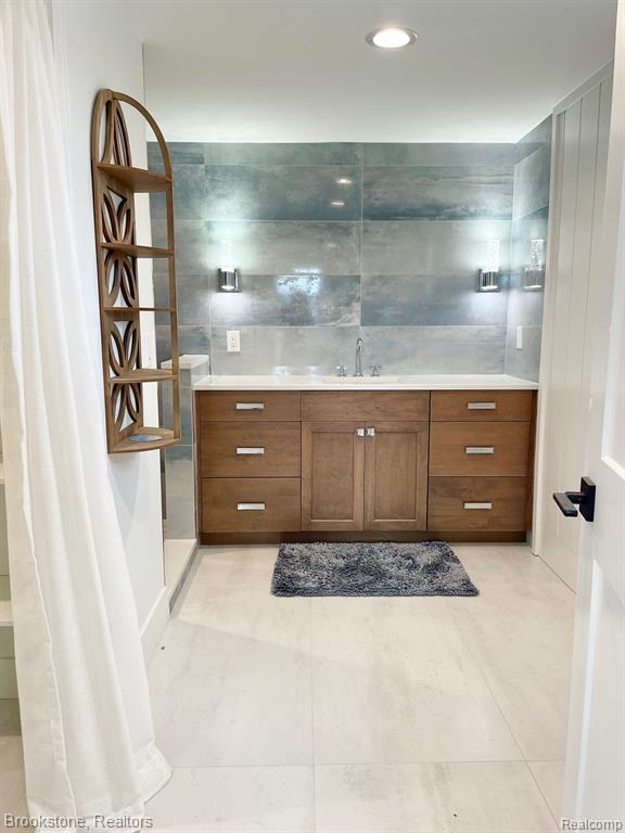 633 DETROIT Avenue, Lake Orion, MI 48362 — Photo 32