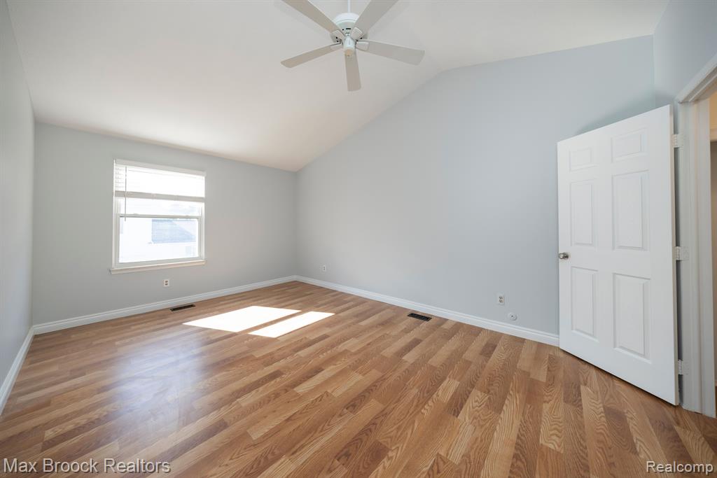 1556 MARINER Drive, Walled Lake, MI 48390 — Photo 32
