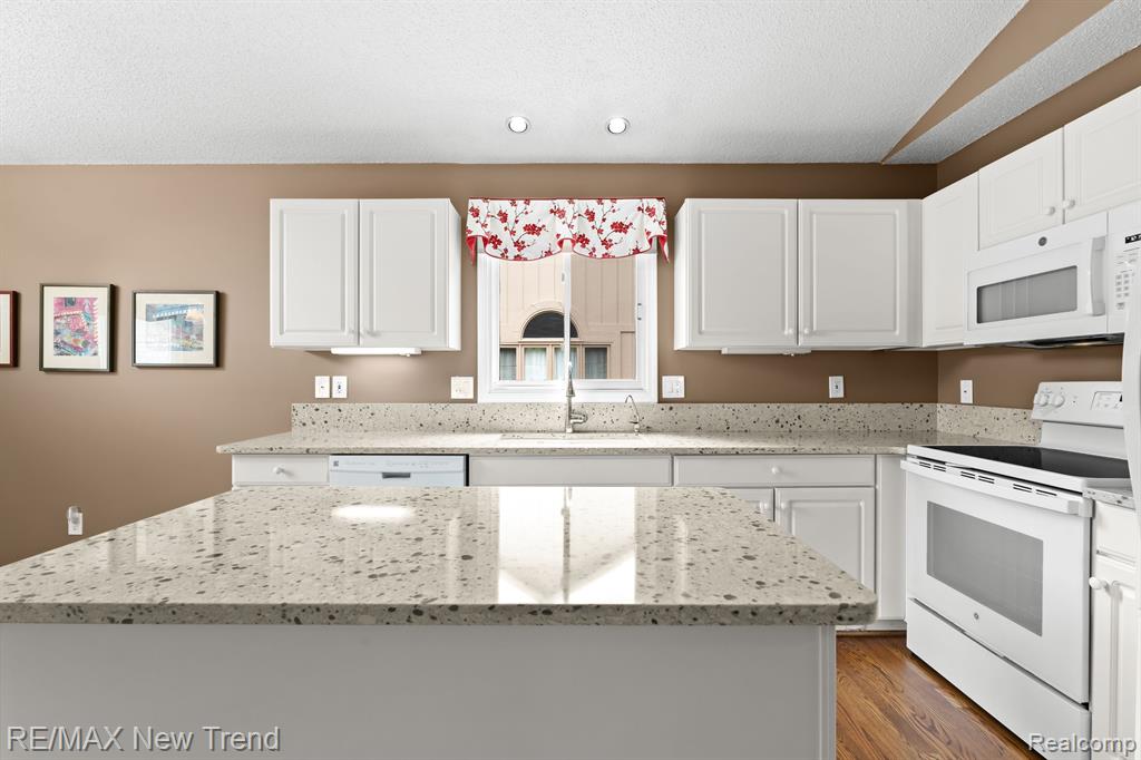 35163 KNOLLWOOD Lane, Farmington Hills, MI 48335 — Photo 16