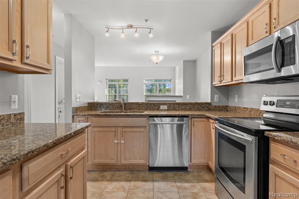 470 Old Pine Way, Walled Lake, MI 48390 — Photo 13