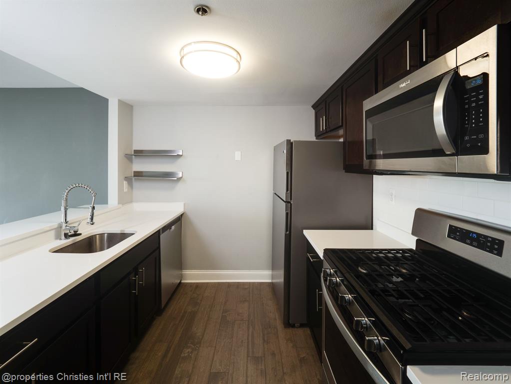 250 E Harbortown Drive, 805, Detroit, MI 48207 — Photo 9