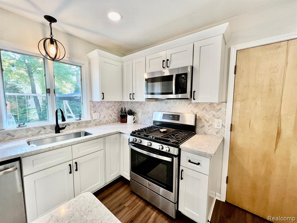 4245 SURREY Lane, Fort Gratiot, MI 48059 — Photo 10