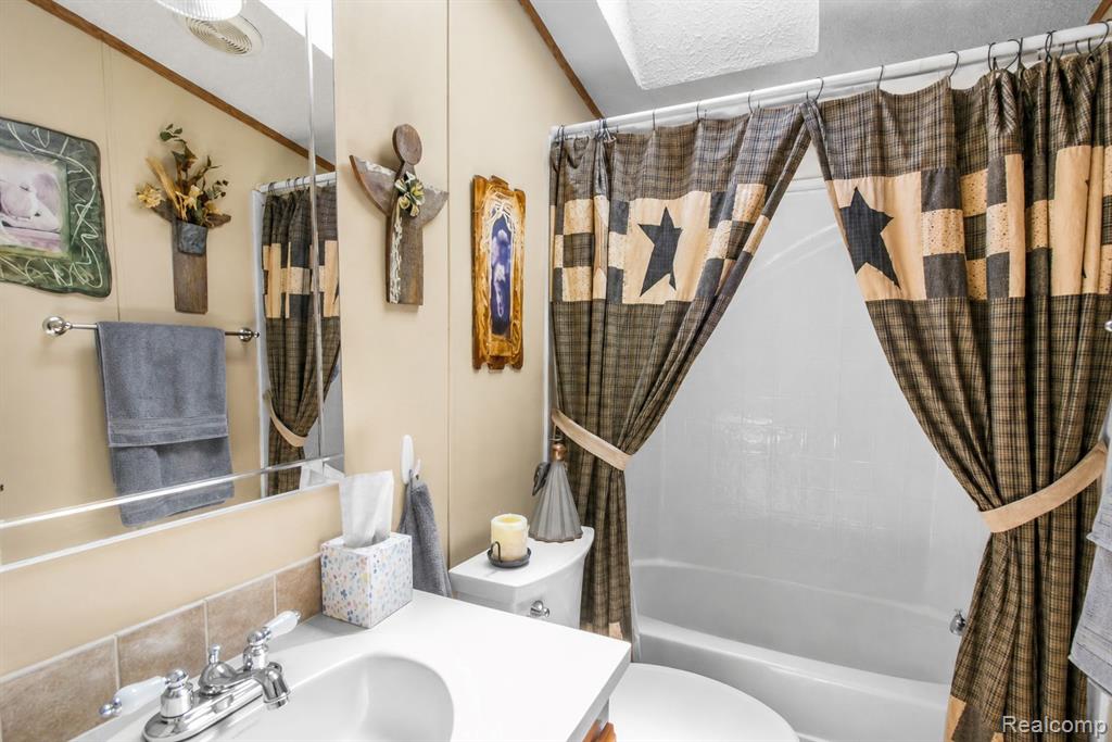 29311 Hidden River Drive, Gibraltar, MI — Photo 14