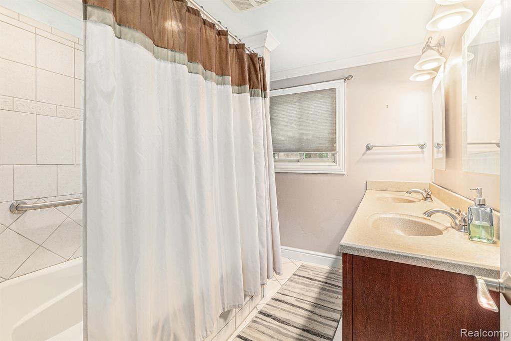 5559 Pleasant Drive, Waterford, MI 48329 — Photo 12
