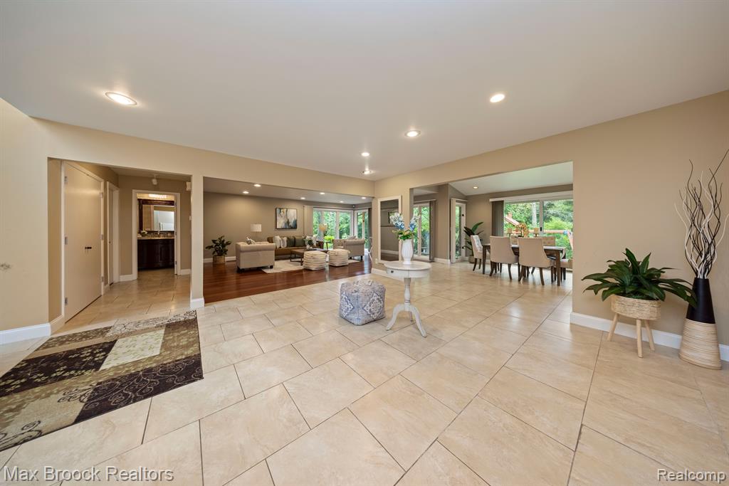 4619 MAURA Lane, West Bloomfield, MI 48323 — Photo 2