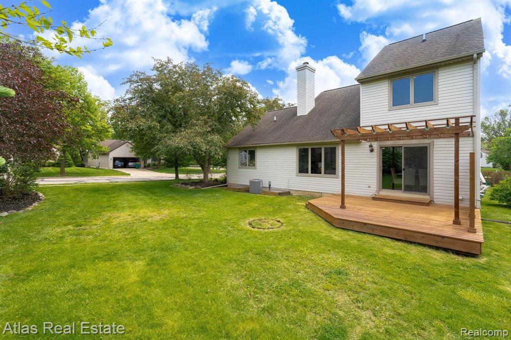 344 WOODLAND Drive, Saline, MI 48176 — Photo 4