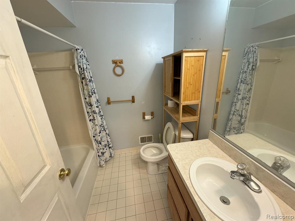 490 MOONLIGHT Drive, Pontiac, MI 48340 — Photo 15
