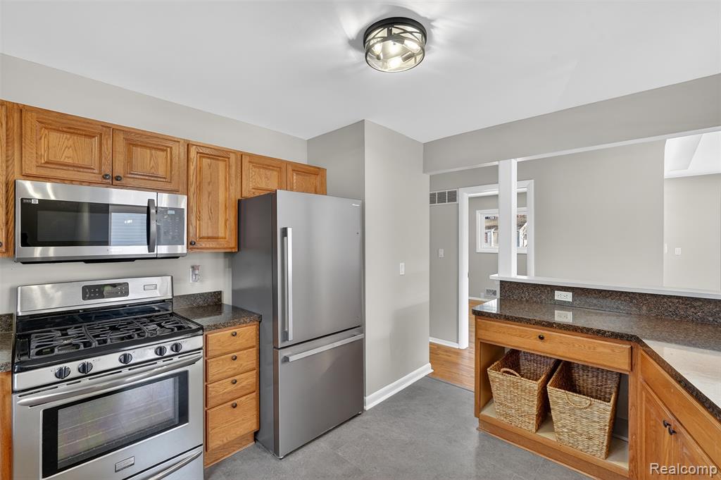 735 Elmwood Drive, Fenton, MI 48430 — Photo 12