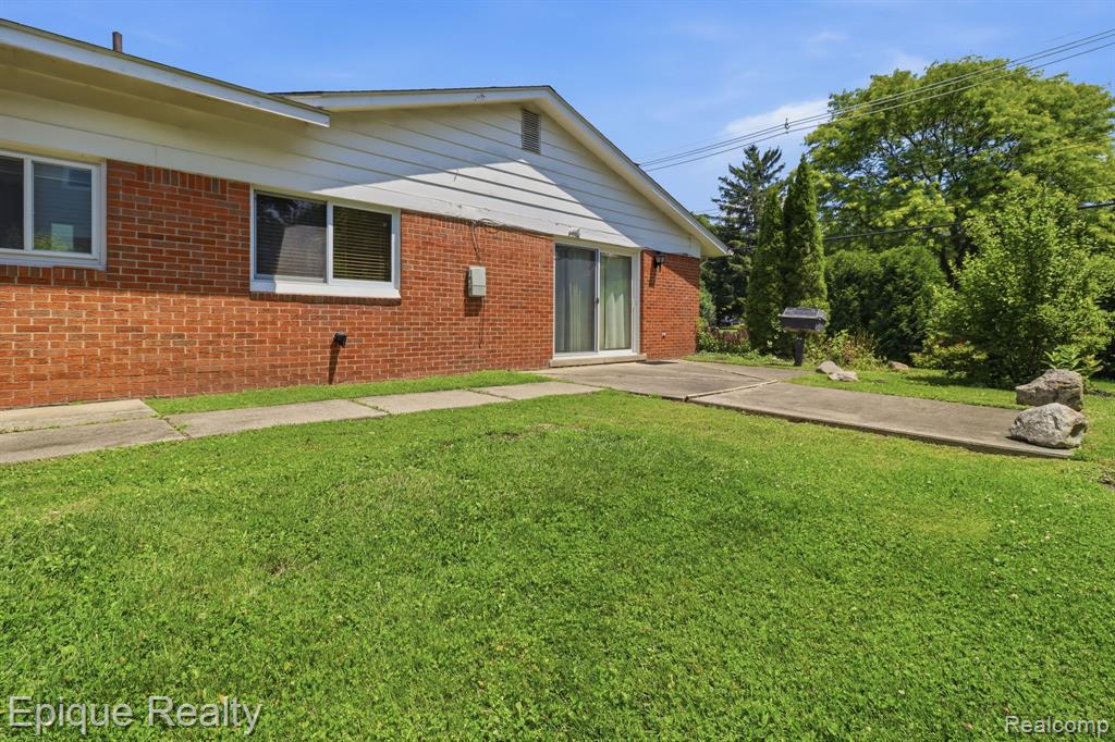 7335 Coach Lane, West Bloomfield, MI — Photo 27
