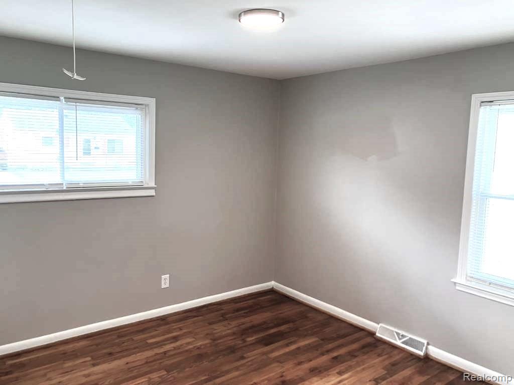 577 E HUDSON Avenue, Madison Heights, MI 48071 — Photo 14