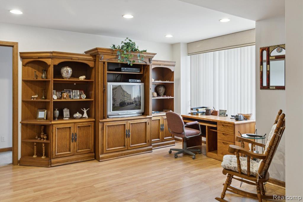 43050 12 Oaks Crescent Drive, 3044, Novi, MI 48377 — Photo 23