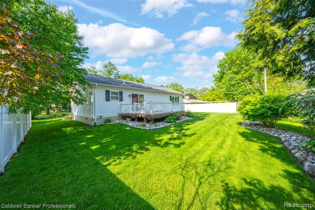 2470 Winkleman Drive, Waterford, MI 48329 — Photo 32