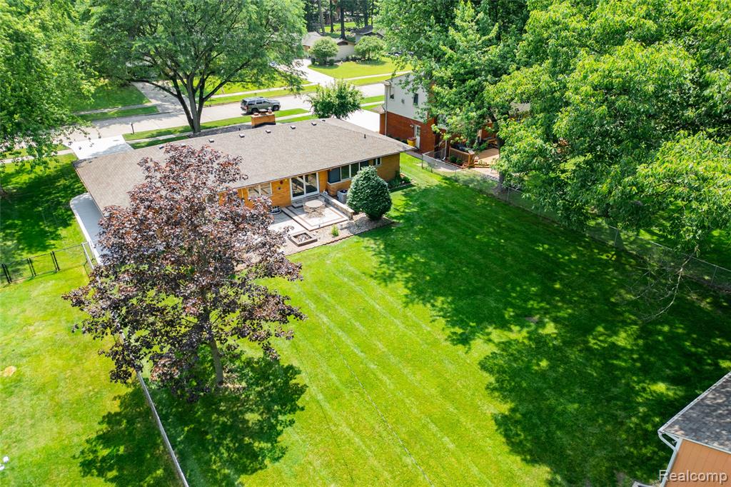 8366 Glengarry Road, Grosse Ile, MI 48138 — Photo 44