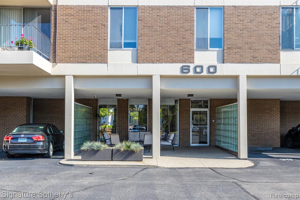 600 W Brown Street, 301, Birmingham, MI 48009 — front exterior